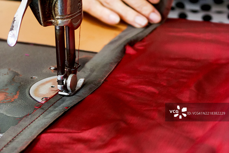 一根红色丝线在传统缝纫机上图片素材