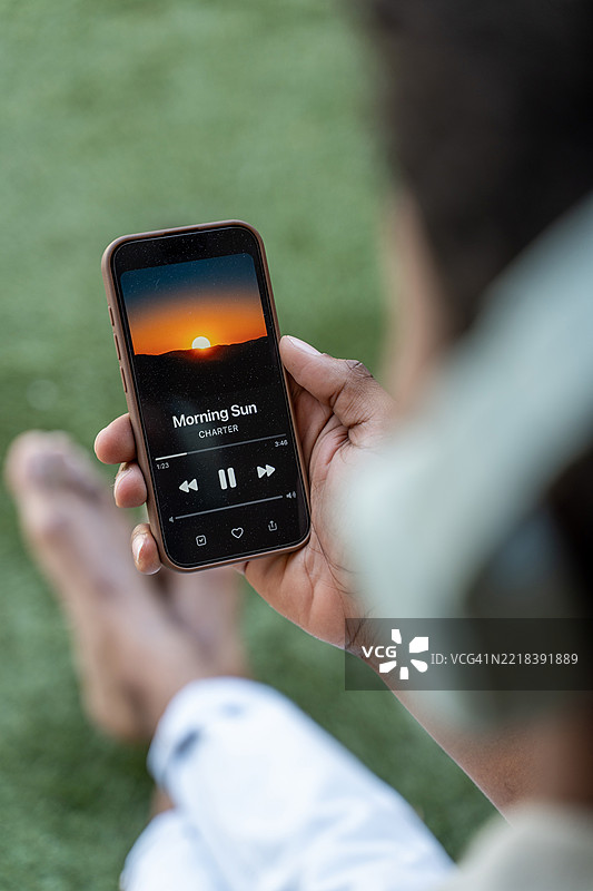 戴着耳机的男子在用智能手机听音乐图片素材