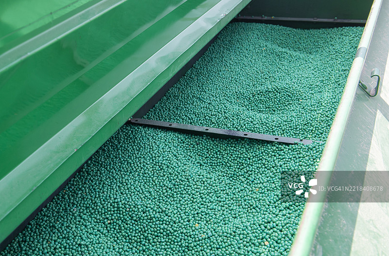 装满大豆种子的容器图片素材