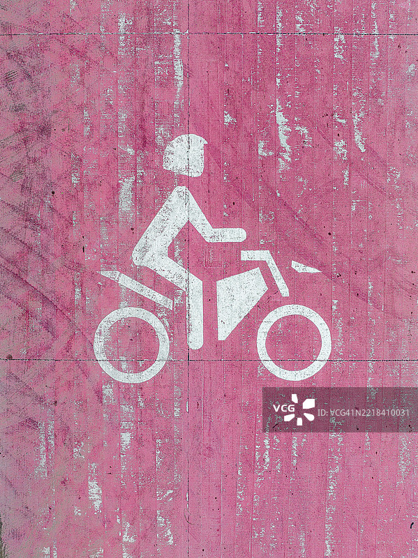 巴厘岛，印度尼西亚，航拍视角下的粉色摩托车道路标志涂鸦在公路上。图片素材