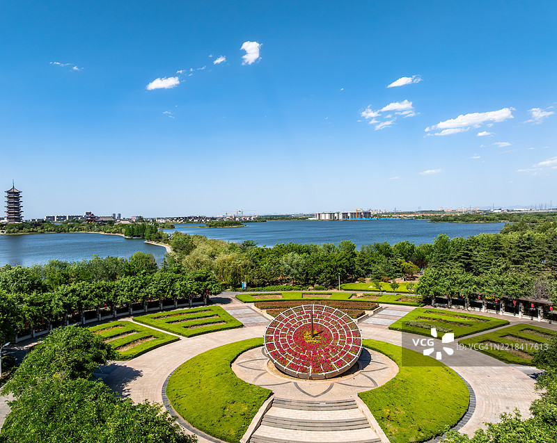 公共公园人工景观的无人机俯视图图片素材