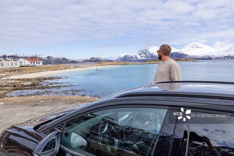 风景如画的海岸停靠点与电动租车图片素材
