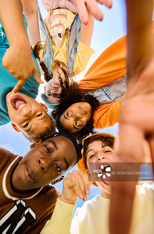 一群孩子围成一圈做搞笑的表情图片素材