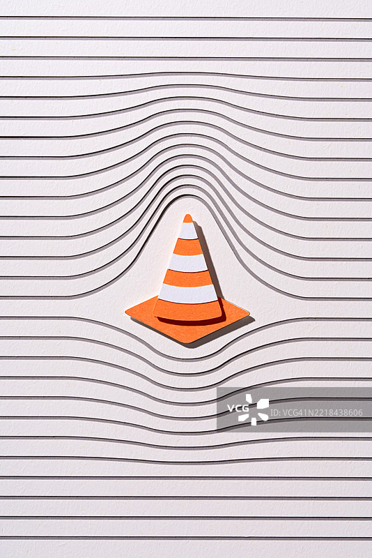 多条路径转弯以避开交通锥障碍图片素材