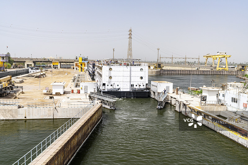 埃及尼罗河上的历史埃斯纳水闸图片素材