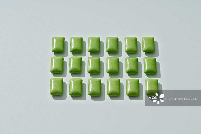 绿色口香糖排列在绿色背景上图片素材