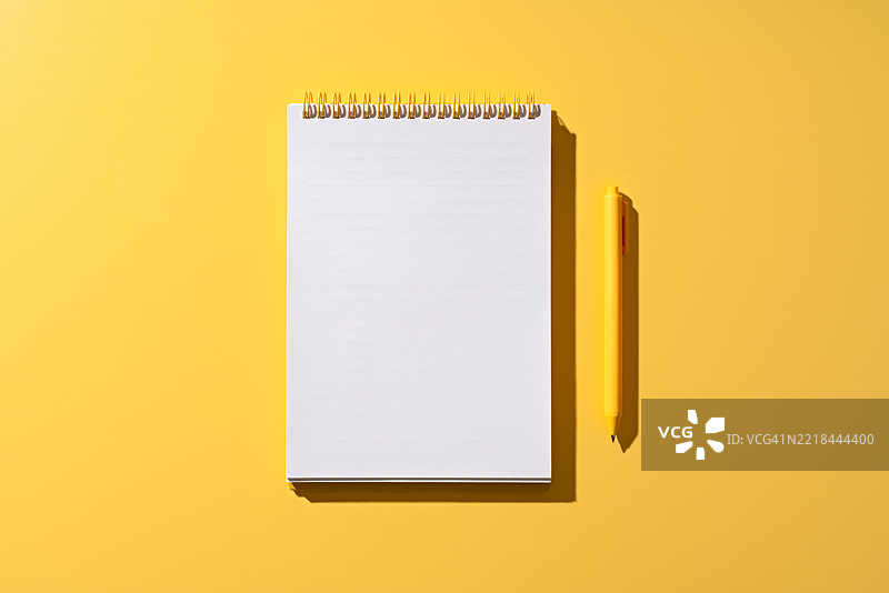 空白螺旋笔记本和书写用笔图片素材
