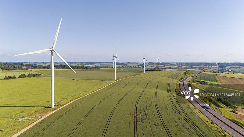 法国北部乡村的风电场航拍/无人机视角。风力涡轮机靠近高速公路。图片素材