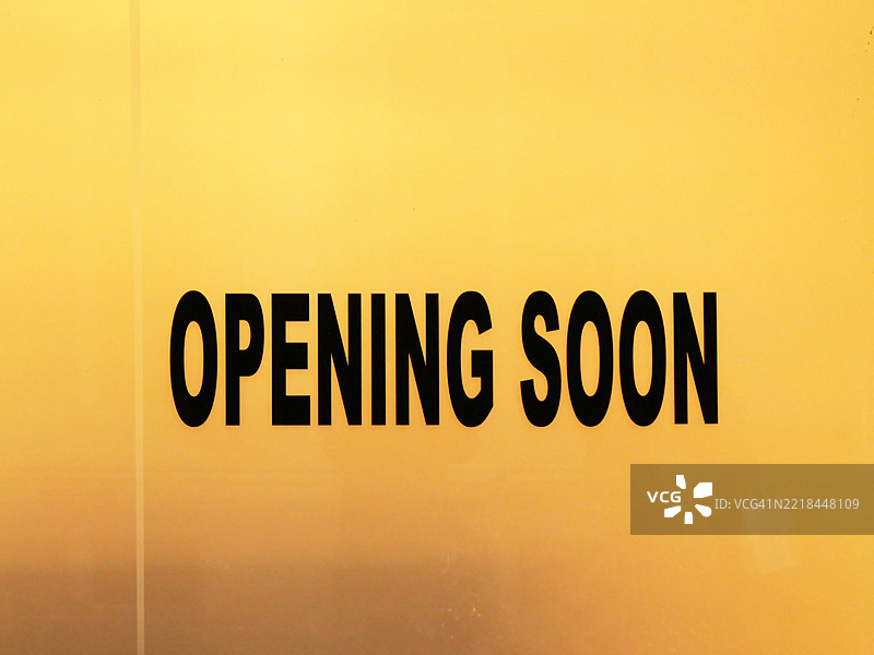 即将在比利时布鲁塞尔一家新店的半透明背光窗户上开业。图片素材