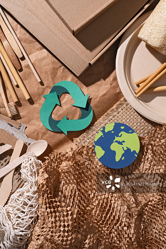 地球与回收标志在各种环保纸制品上图片素材