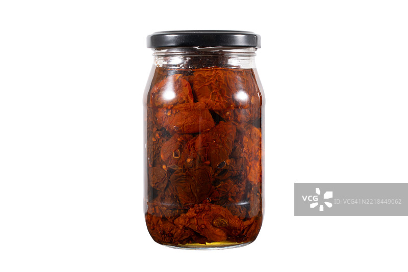 白色背景下的玻璃罐装干番茄图片素材