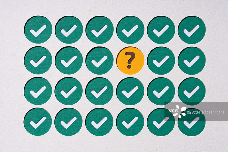 在绿色勾号中间的问号，怀疑的焦点图片素材