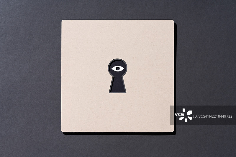 神秘的眼睛从钥匙孔中窥视，纸艺作品图片素材