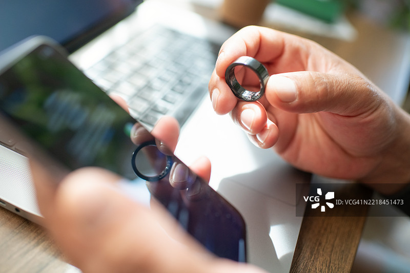 室内佩戴智能戒指的男子图片素材