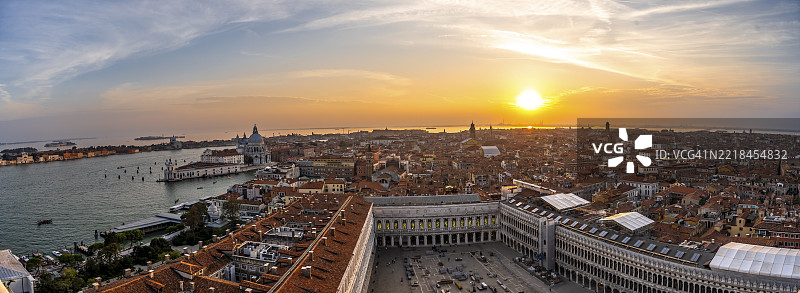 全景，圣马可广场和大运河上的圣玛丽亚·德拉·萨卢特大教堂在日落时分的景色，从圣马可钟楼俯瞰，意大利威尼斯的城市风光，威尼托，欧洲图片素材
