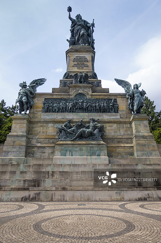 尼德瓦尔德纪念碑位于尼德瓦尔德景观公园的边缘，俯瞰着吕德斯海姆镇。它的脚下是吕德斯海默山的葡萄园。该纪念碑是为了纪念1871年德国统一而建造的。图片素材