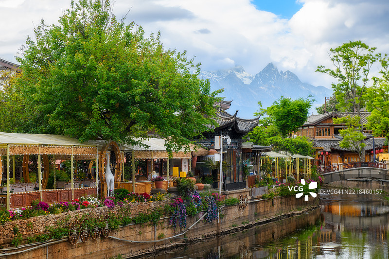 云南省丽江历史区域的步行街和水道图片素材