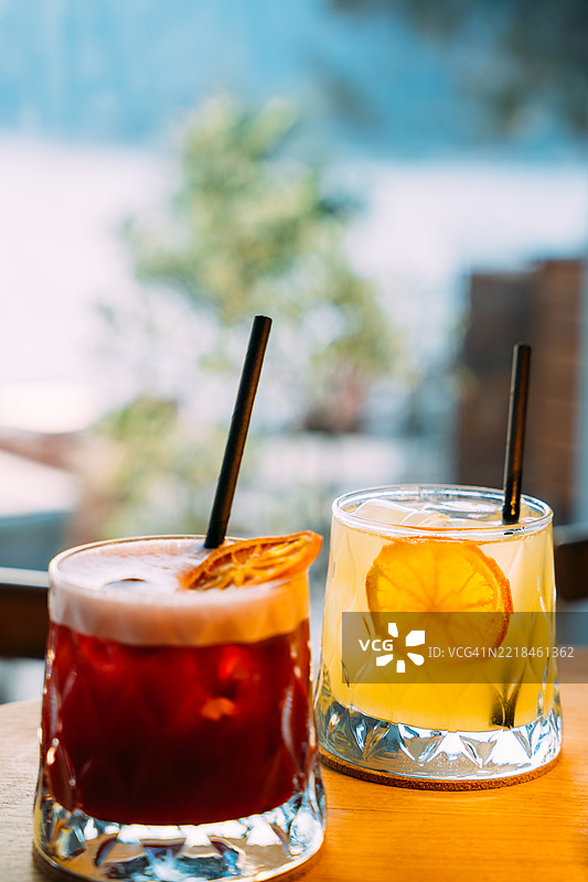 两杯色彩缤纷的冰饮料图片素材