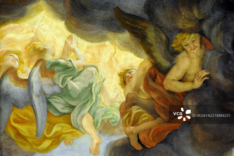 耶稣教堂 - 巴奇乔或巴奇恰 - G.B. 高利 - 耶稣之名的荣耀 - 巴洛克风格的天使托着云彩，云彩中有圣女们。图片素材