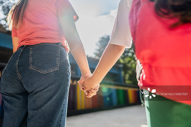 母女在户外手牵手的特写镜头图片素材