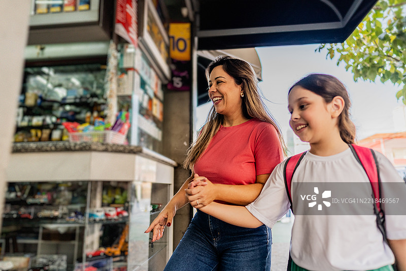 母女俩走进报摊图片素材
