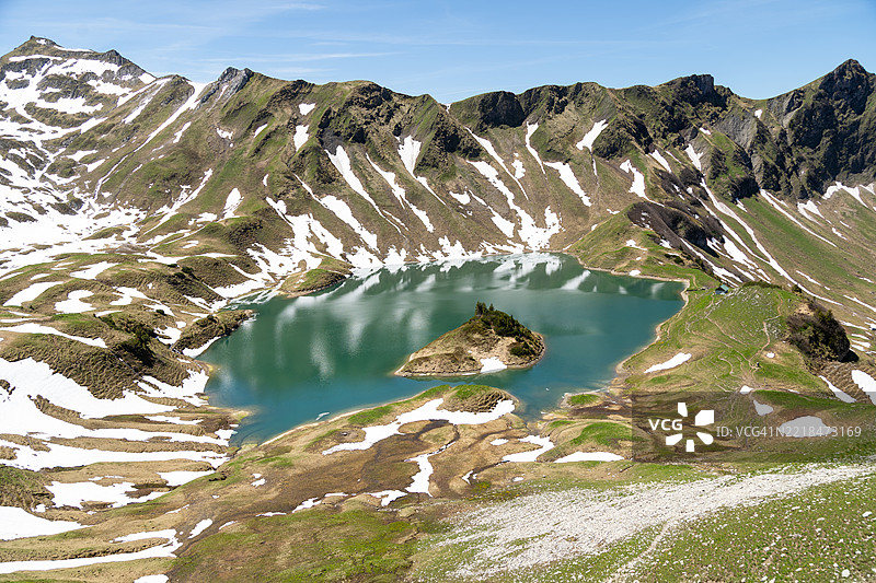 阿尔卑斯山的湖泊图片素材