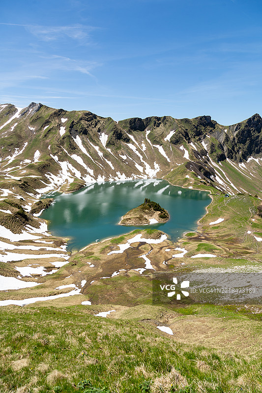 阿尔卑斯山的湖泊图片素材