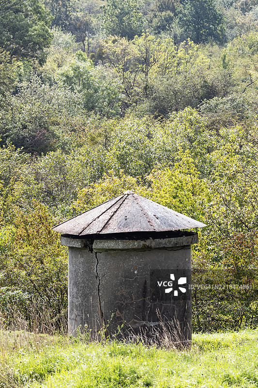 凡尔登战役：战场上老旧深防空洞的通风烟囱（法国凡尔登）图片素材