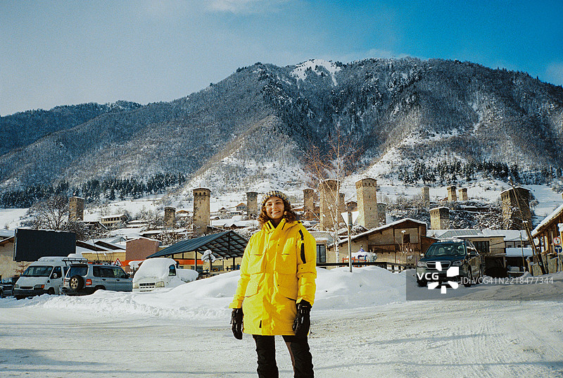 冬季在格鲁吉亚体验之旅中，女性探索梅斯季亚古镇图片素材