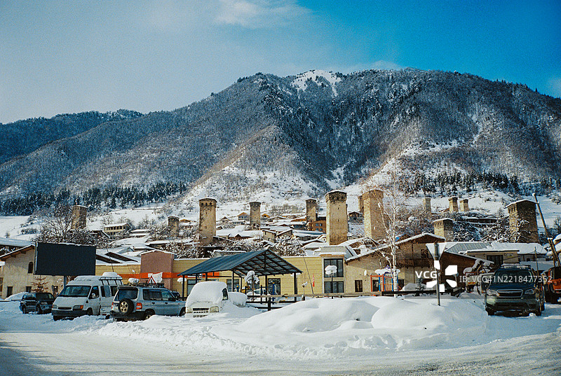 格鲁吉亚梅斯蒂亚老城的冬季风光图片素材