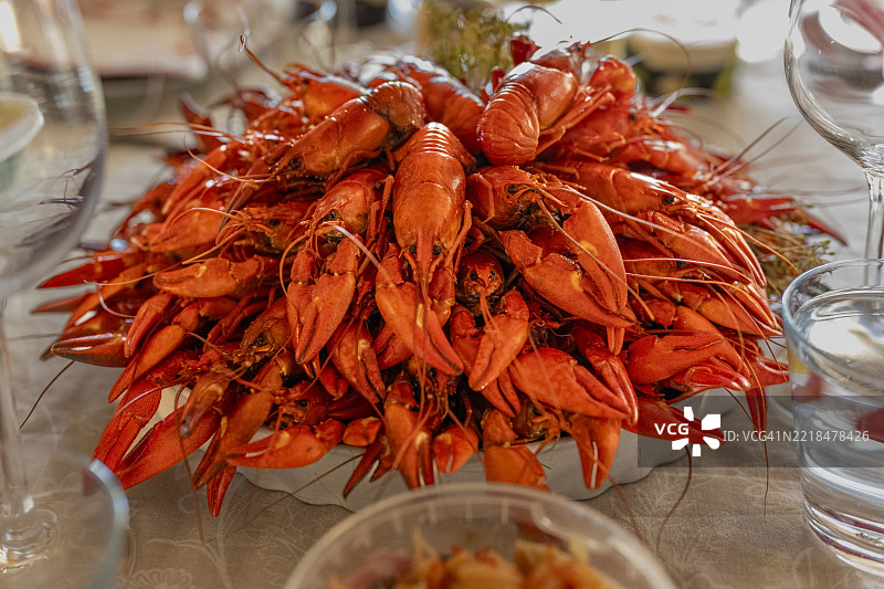 准备好的熟龙虾，适合在瑞典八月举行的龙虾派对（kräftskiva），地点：瑞典达拉纳。图片素材