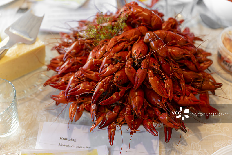 准备好的熟龙虾，适合在瑞典八月举行的龙虾派对（kräftskiva），地点：瑞典达拉纳。图片素材