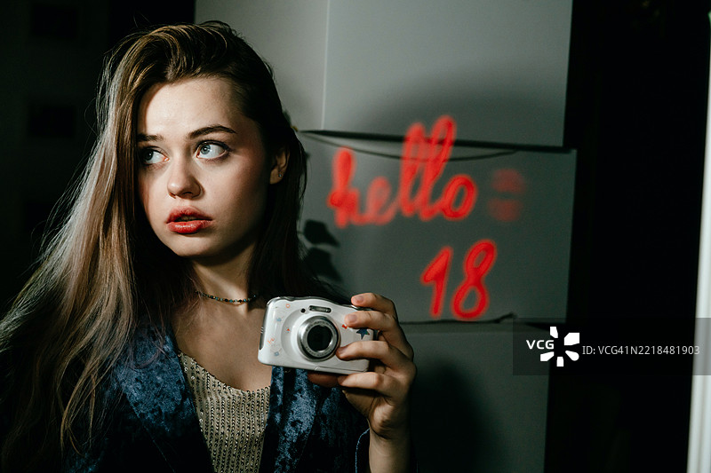 年轻女性自拍庆祝她的十八岁生日图片素材