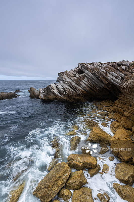 葡萄牙佩尼切巴莱尔的岩石大西洋海岸悬崖在日出时分图片素材