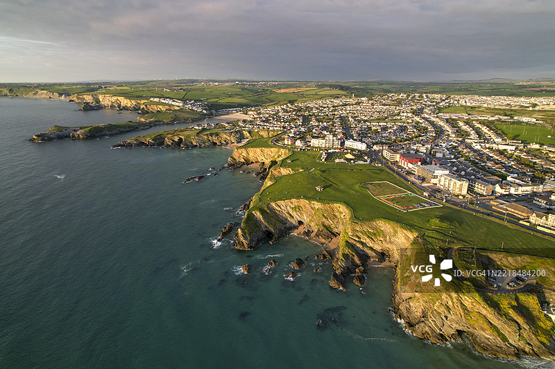海岬上俯瞰海洋的城市全景图片素材