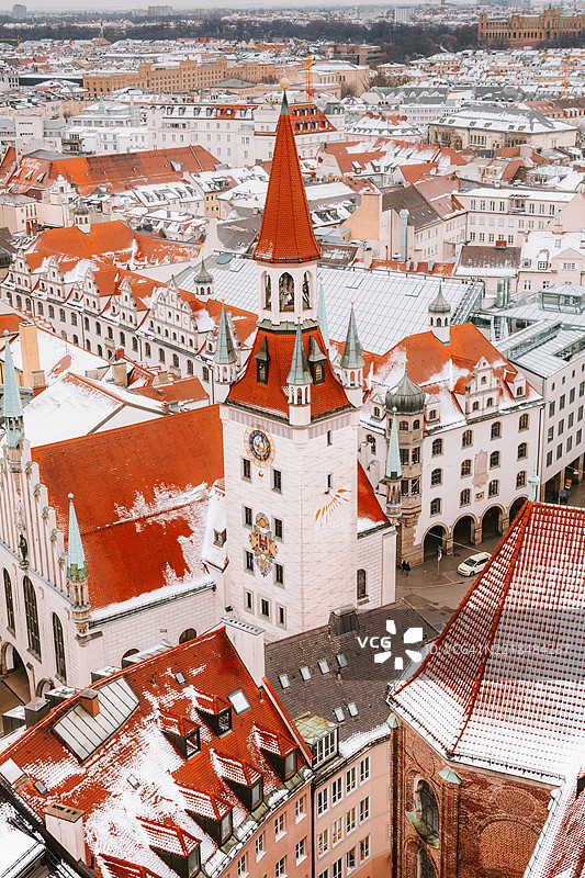 慕尼黑老城的高角度视图，覆盖着雪。图片素材