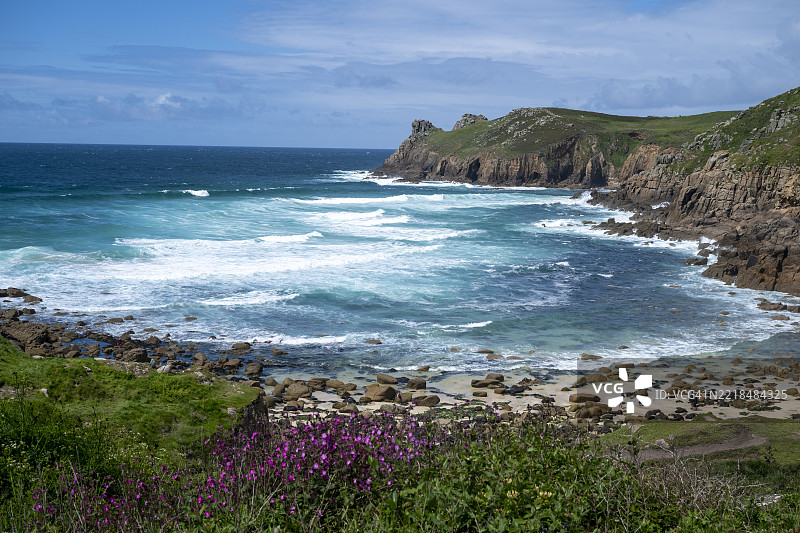 海湾、沙滩和崎岖海岬的鸟瞰图图片素材