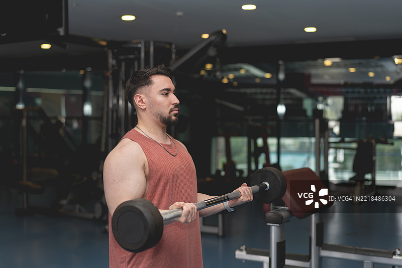健身房里锻炼的男士。图片素材