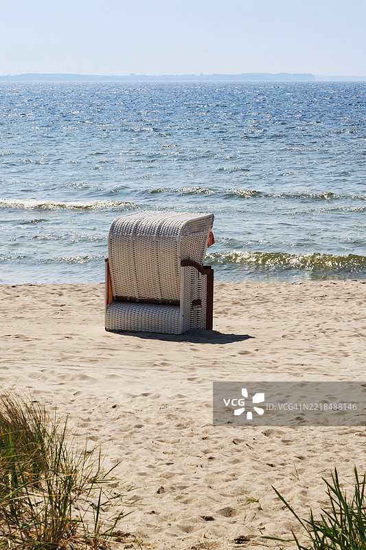 海滩上的一把沙滩椅图片素材