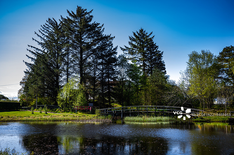 住宅区的小湖有一座漂亮的桥，冬天是滑冰的理想场所。图片素材