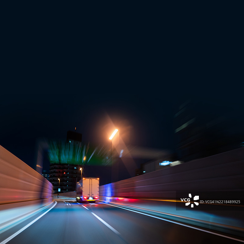 夜间半挂卡车在东京高速公路上行驶图片素材