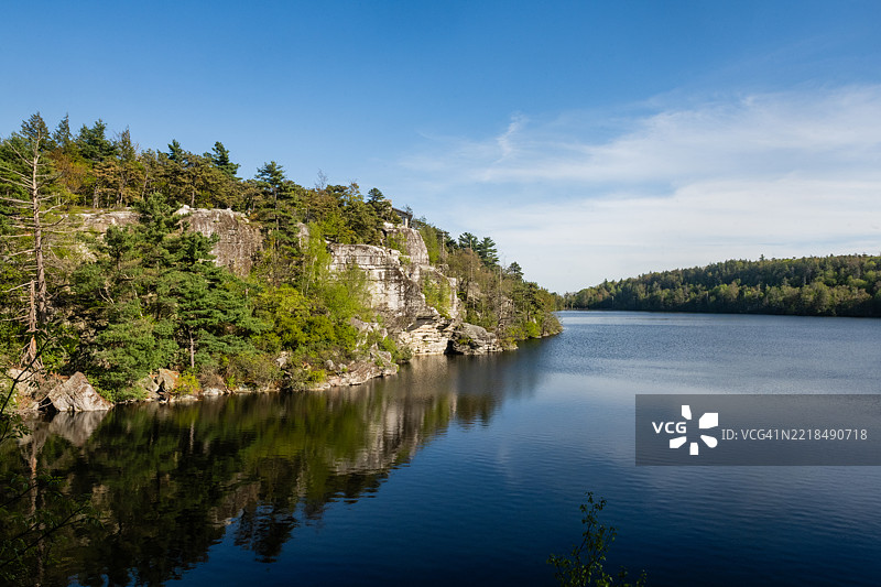 明尼瓦斯卡湖公园春季悬崖与树木的风景图片素材