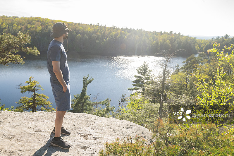 四十多岁的男人在纽约上州欣赏明尼瓦斯卡湖的景色图片素材