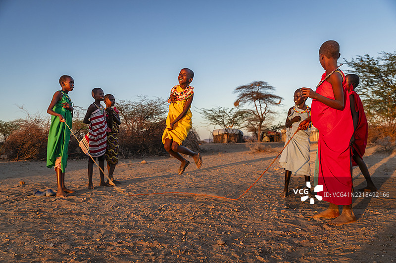 非洲儿童在东非肯尼亚北部的一个村庄里快乐地跳绳图片素材