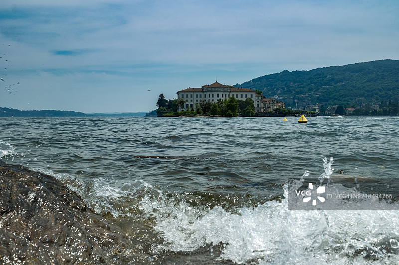 从水面水平看马焦雷湖上的岛屿图片素材