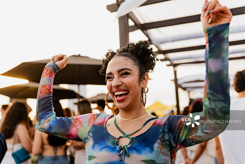 年轻女性在户外派对上跳舞图片素材