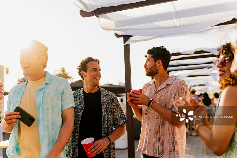 年轻朋友们在户外聚会上交谈图片素材