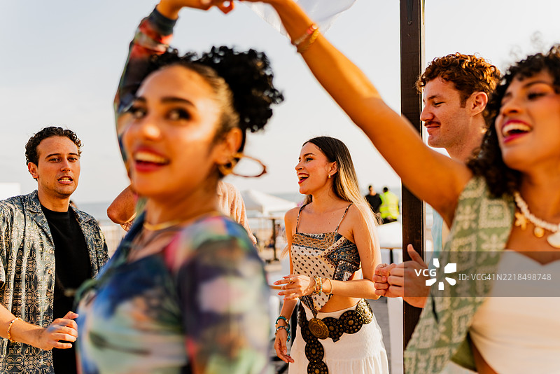 年轻朋友在户外派对上跳舞图片素材