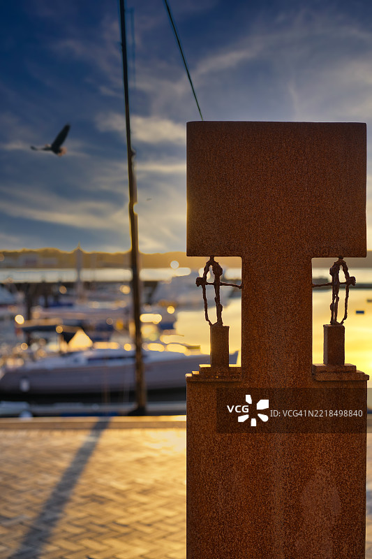 德国码头日落时的生锈系船柱图片素材