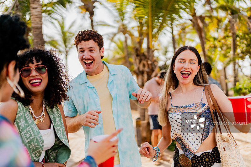 年轻朋友们在海滩上跳舞图片素材